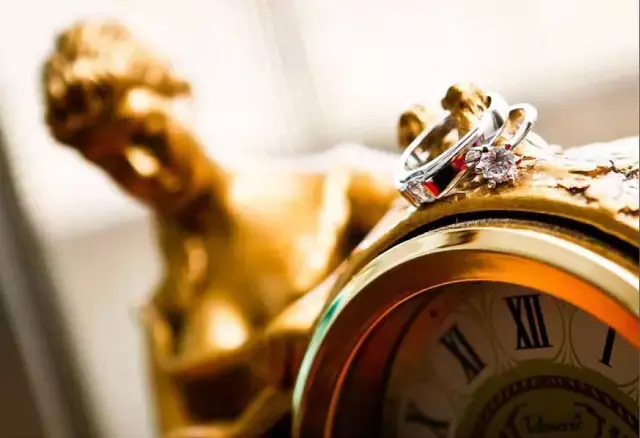 These 4, professional wedding photographers love to use them!