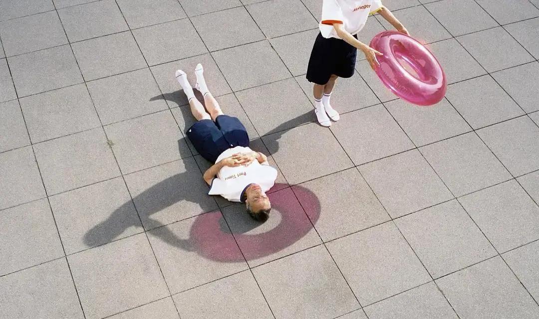 How do elderly people take pictures to look younger?