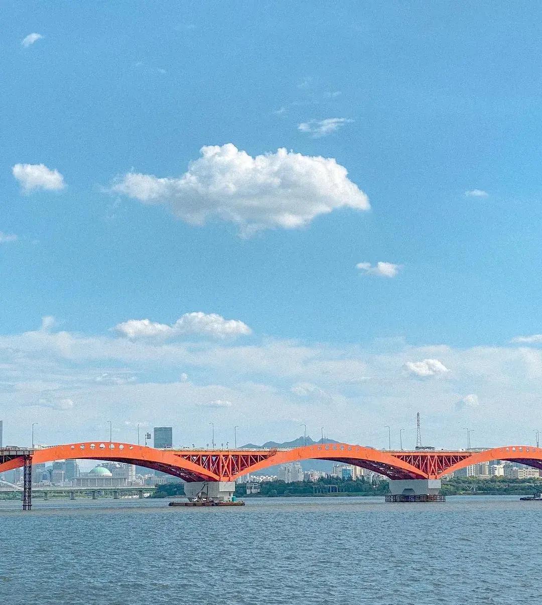 Super healing! He photographed city life into poems!