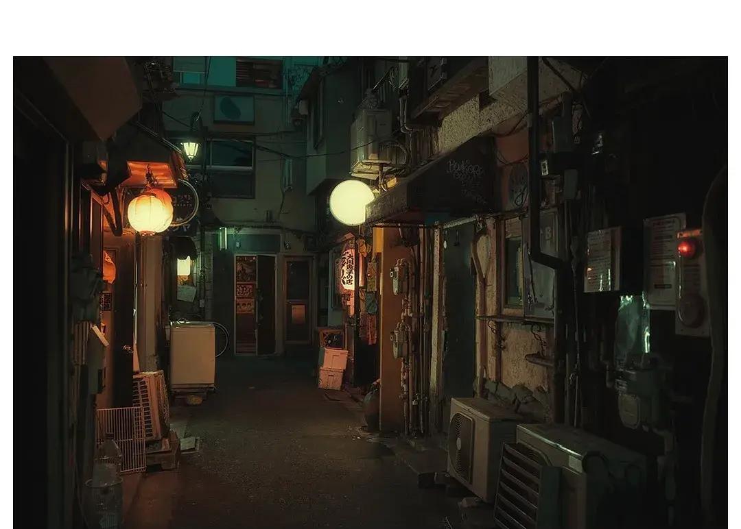 It's the same street shooting. Why can others shoot a "cinematic feeling"?