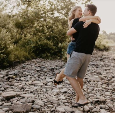 How to shoot loving couple photos?