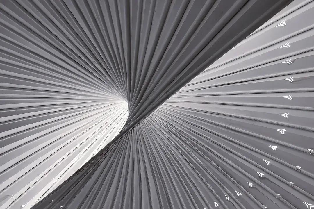 It's also a mobile phone to take photos. Why are others more interesting?